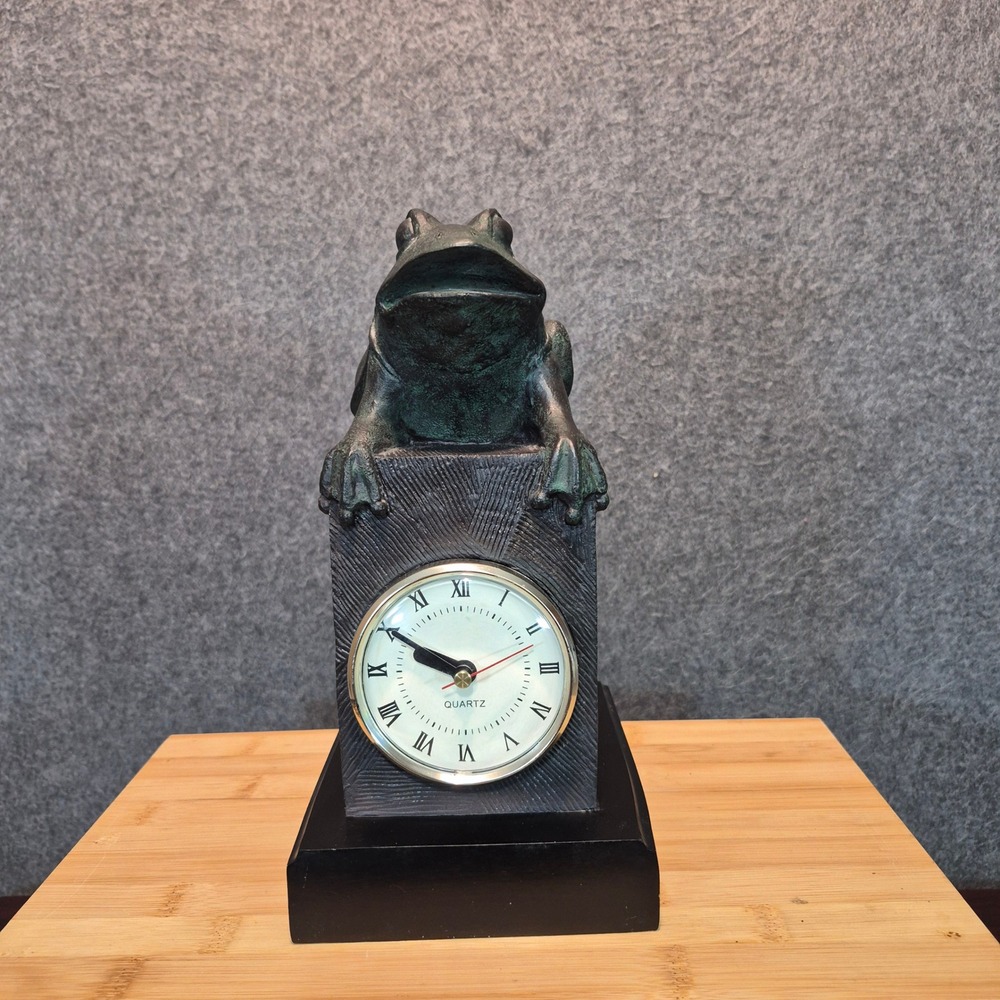 Vtg Molded Resin Frog Quartz Desk or Mantle Clock Cottage Swamp Cute Garden y2k